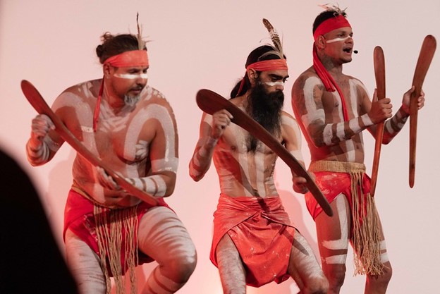 Une photo d'indigènes dansant sur scène