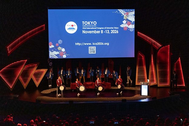 Une photo d'un groupe musical sur la scène du Congrès